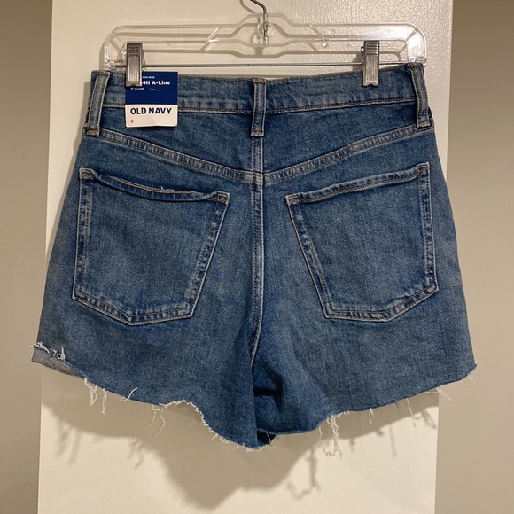 NWT Old Navy jean shorts. Size 6 - Picture 2 of 7